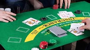 Meja Free Bet Blackjack live dealer di platform mos777 dengan tampilan kartu dan chip